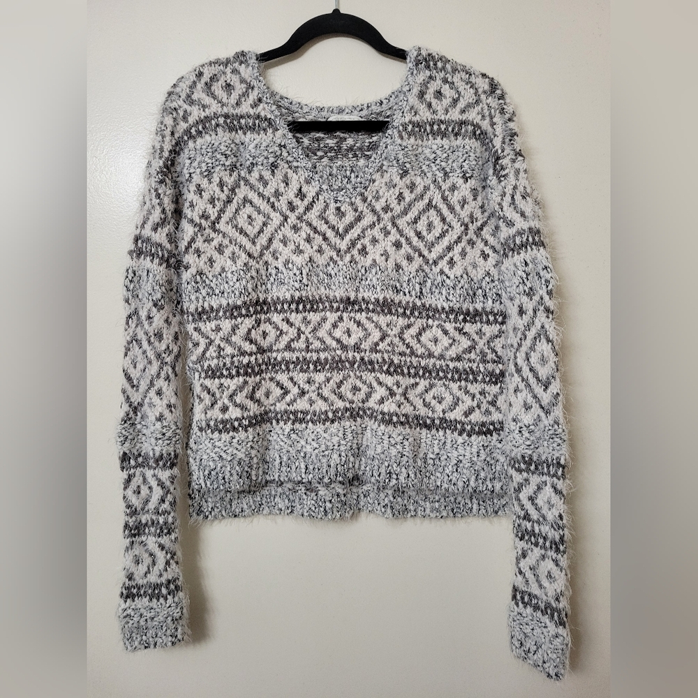 Cozy Abercrombie & Fitch Gray V-Neck Pullover Cropped Sweater